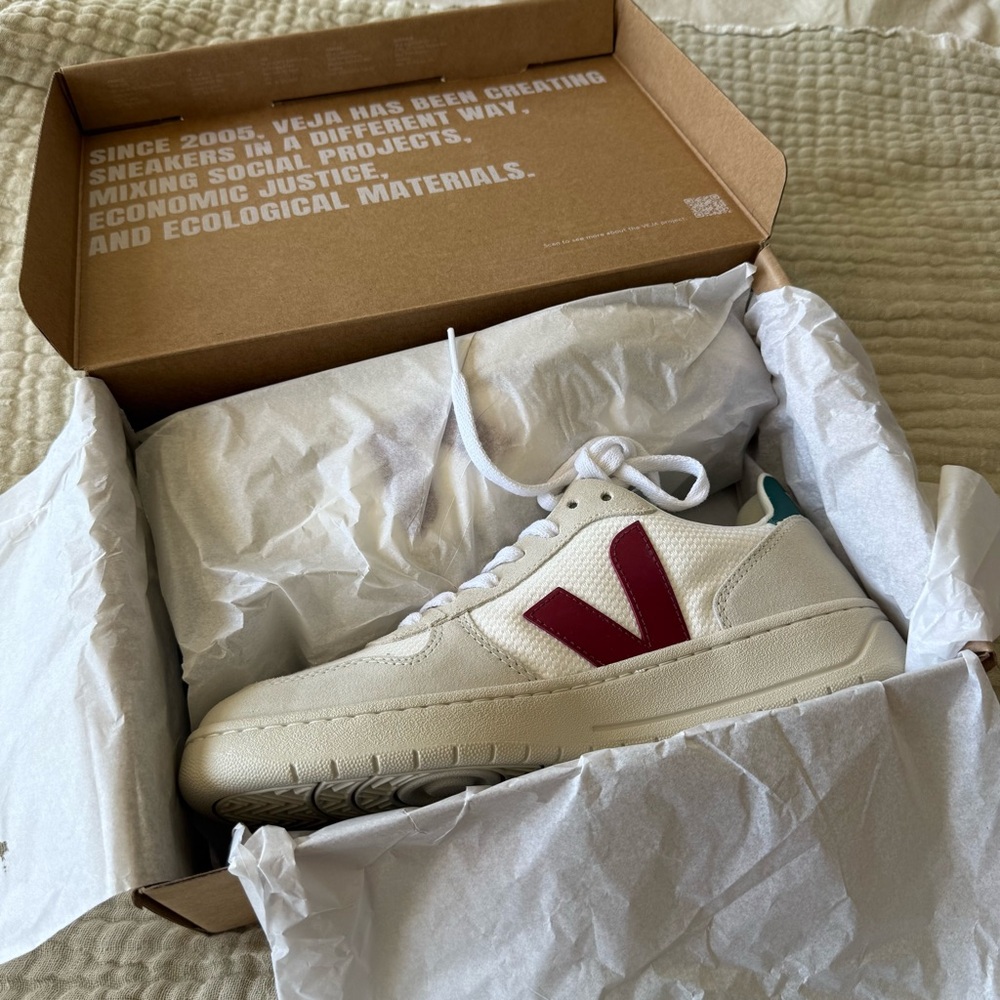 NIB Veja V-10 B-Mesh White Marsala Burgundy Brittany Sneakers